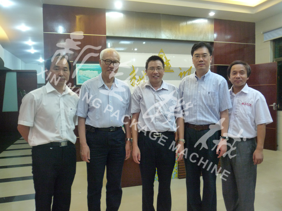 中國工程院院士段正澄、中國工程院院士、華中科技大學黨委書記邵新宇、廣東省智能機器人研究院院長張國軍一行蒞臨新望公司考察指導